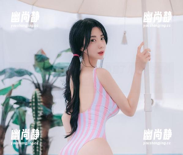 Sia(시아)在线小心机：吊带隐藏了几分不经意的态度。