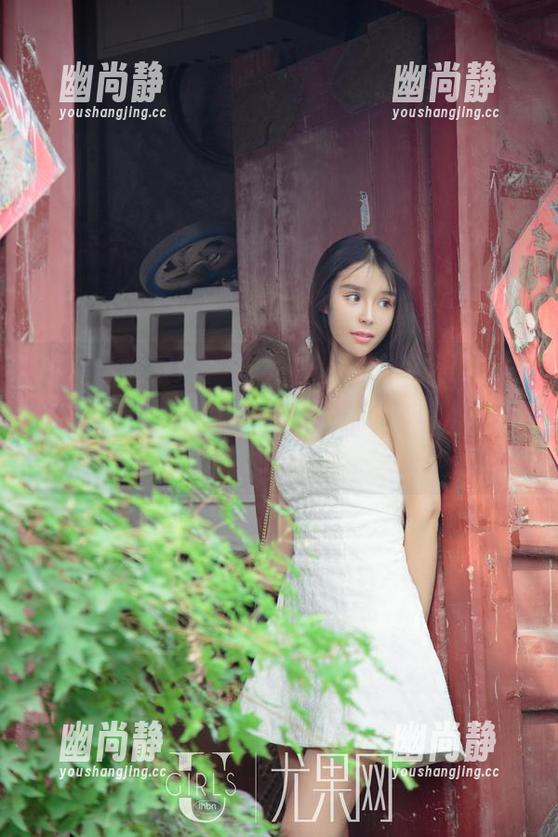 UGirls尤果网-黛蓓琪 UGirls尤果网 - 认真看一下黛蓓琪的红裙写真,定制得不错,但是我更好奇她到底有没有脚,裙子都遮住了。