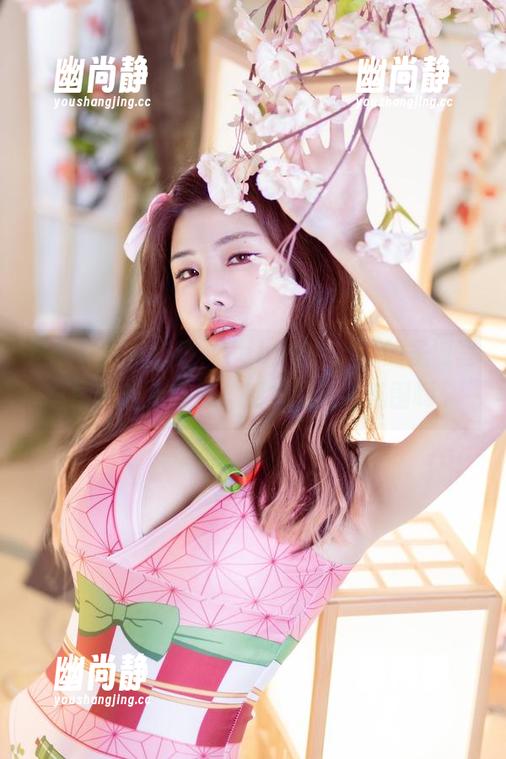 这个冬天有点热，Yebin(전예빈)的圣诞写真图包有点意思，别样的火热氛围啊。