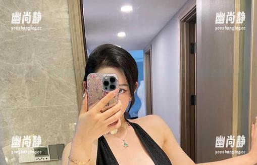 不爱笑的赛琳 微密圈 - 不爱笑的赛琳的蓝色蕾丝包臀裙,更新了,细节处的小心机打得不错嘛。