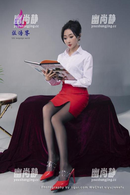 丽柜 - 一窥文芮的写真：双生花的红粉世界