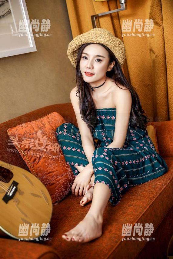 头条女神 - 在线找校服！COCO带你穿越那段叛逆时光，来张图片吧！