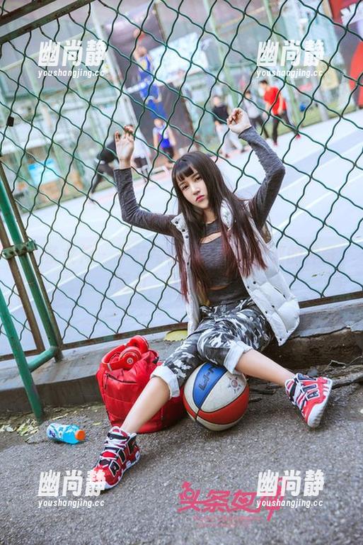 头条女神-尹菲 头条女神 - 尹菲写真更新:裤里丝的神奇魔力,保暖加倍!