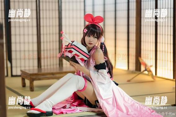 小仓千代w和她的“吾妻”，定制写真中的几分暧昧。