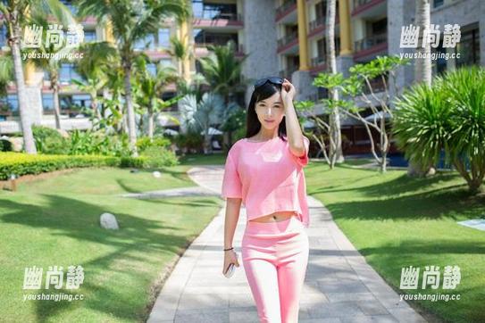 推女郎 - 何奕恋的最新照片层层叠叠，仿佛把甜心的定义变成了新型糖果科普课！