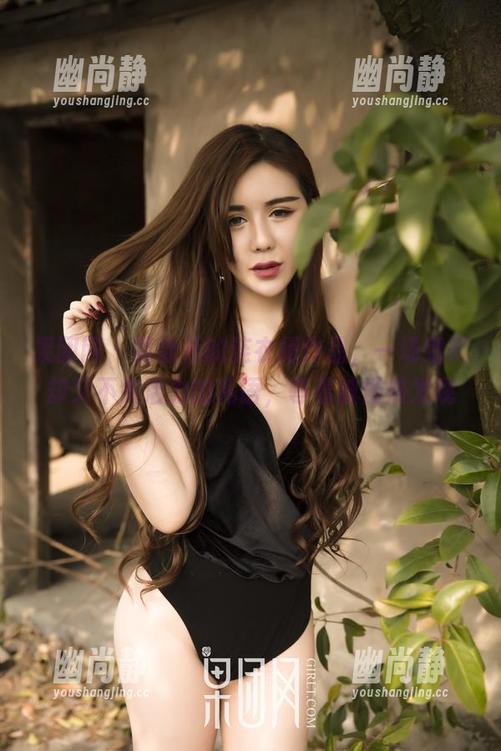 果团网-黄歆苑 果团网 - 黄歆苑的连衣裙作品,一场细腻却又不失活力的私语,等着被慢慢发现