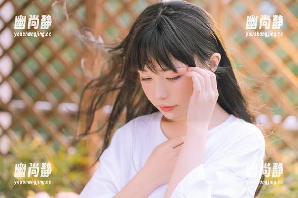 海滩上爆机少女喵小吉的私房写真，盐水和照片交织的“唇膏事件”
