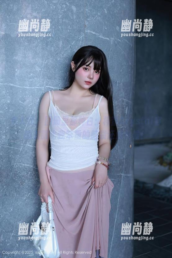 秀人网-梓萱Crystal 秀人网 - 图册里那种白:梓萱Crystal穿的衣服比我笨重的脑袋还难伺候!