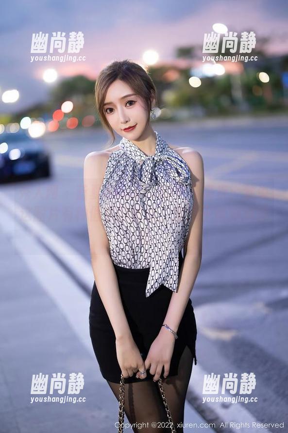 秀人网 - 蓝夏akasha的户外漫步：就说这图片有种假假的味道，原图干得淋漓尽致
