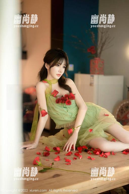 秀人网-软软子 秀人网 - 哎呀,软软子的写真,花园和晾衣架,这搭配也太出人意料了吧!