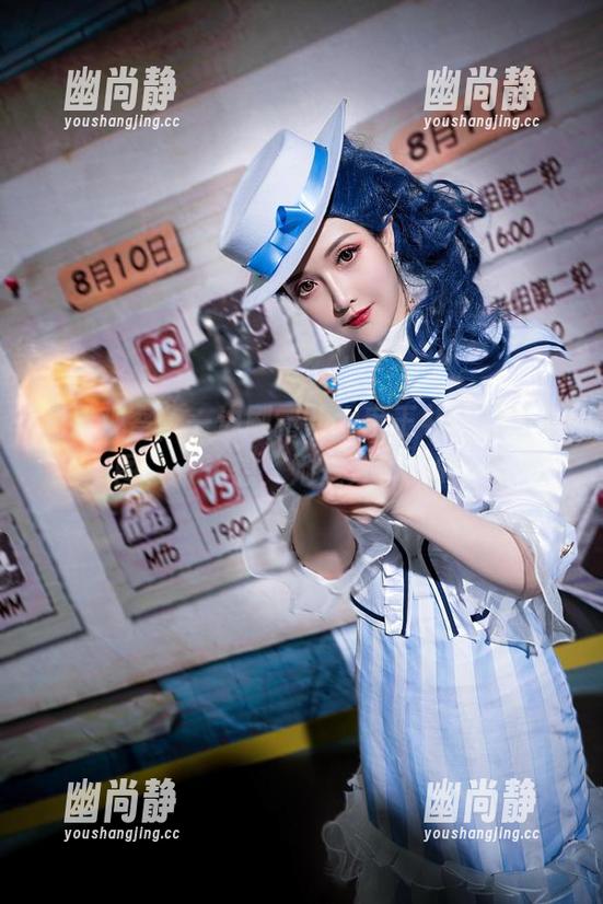 免费观察，一边刷露儿大魔王礼服的这套图，一边想：她是开了光吗？
