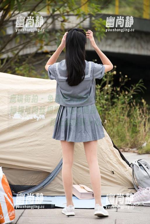 魔镜街拍-艾小青 魔镜街拍 - 免费图片预警:当艾小青的超短裙与肉丝相拥,你可是别说我没提醒哦,路上走路要小心!