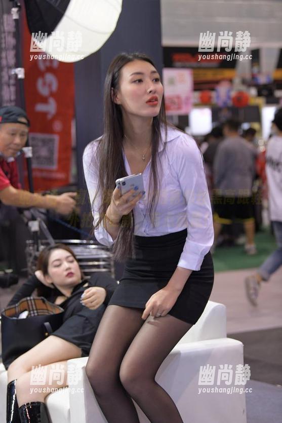 魔镜街拍 说实话,魔镜街拍这次短裙肉丝黑高跟鞋外拍的更新,有点意思!