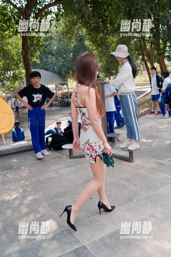 魔镜街拍 魔镜街拍让全套皮裙黑丝变得如此不可思议!