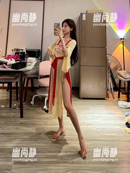 微密圈 - 我好像明白了，黎允熙baby的枣红睡裙，构成了这个写真合集的独特气质。