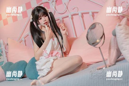一个关于少女的作品，黏黏团子兔演绎得随意又充满趣味。